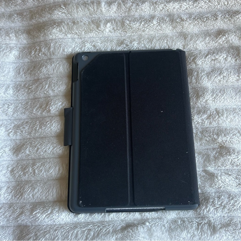 Logitech Slim Folio Keyboard Case for iPad (5th and 6th Generation) - Dark Gray - Picture 7 of 7